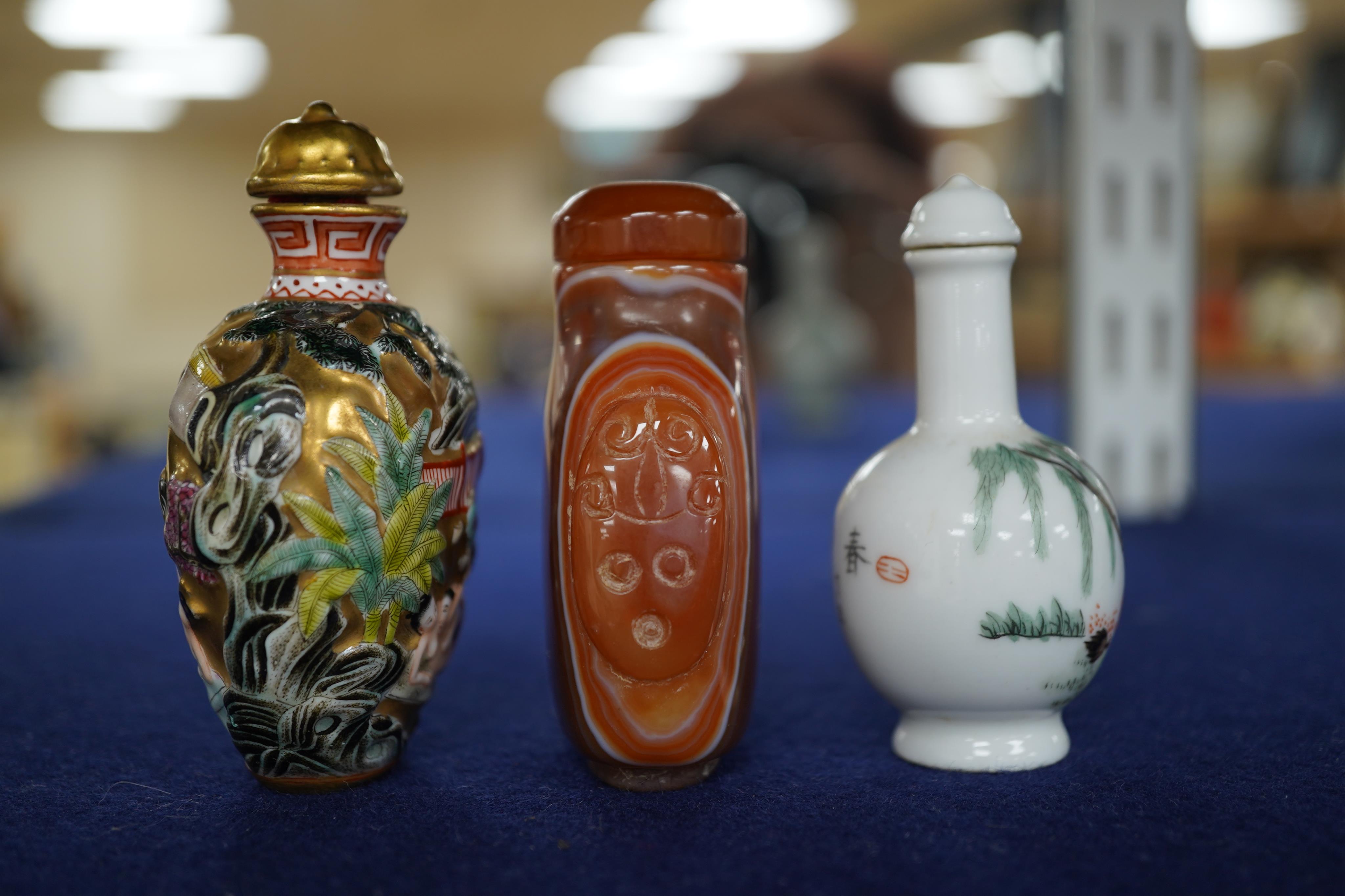 A Chinese erotic subject snuff bottle, a famille rose snuff bottle and a chalcedony snuff bottle (3), tallest 8cm